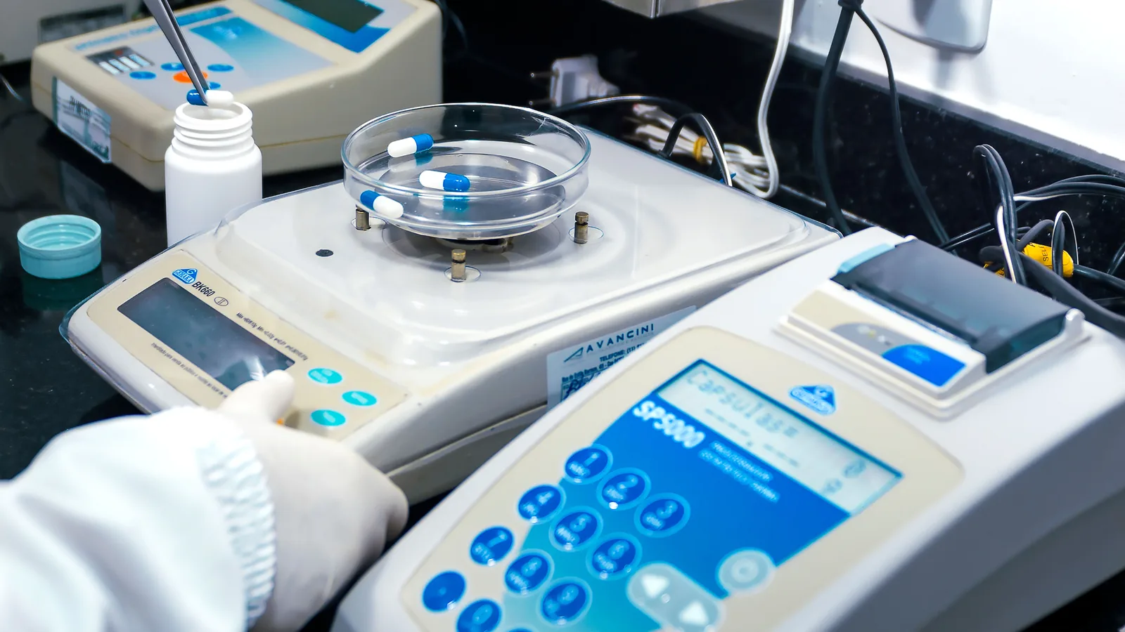 Gélules sur une balance de laboratoire